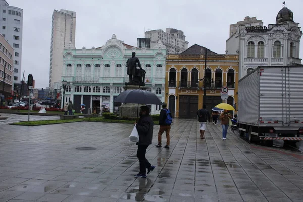 库里蒂巴市的一个寒冷多雨的下午 2022年4月1日 巴西巴拉那库里蒂巴 星期五 在巴拉那库里蒂巴市 行人在毛毛雨和低温下行走 — 图库照片