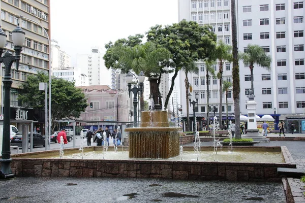 库里蒂巴市的一个寒冷多雨的下午 2022年4月1日 巴西巴拉那库里蒂巴 星期五 在巴拉那库里蒂巴市 行人在毛毛雨和低温下行走 — 图库照片