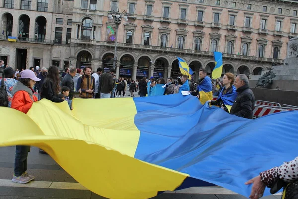 Los Ucranianos Reúnen Plaza Duomo Milán Abril 2022 Milán Italia — Foto de Stock