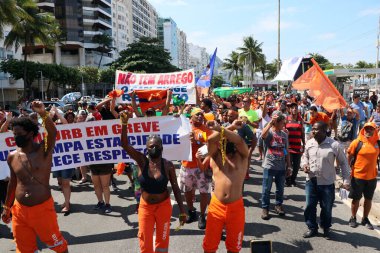 Rio de Janeiro 'daki protesto sırasında Copacabana' daki yolları temizleyen şehir temizlikçileri. 5 Nisan 2022, Rio de Janeiro, Brezilya: Copacabana 'daki Atlantica Bulvarı şeritlerinden birini temizleyen profesyonellerin protestosu yarıda kesti