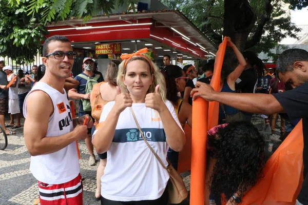 都市清掃の専門家は リオデジャネイロでの抗議の間 コパカバーナの道路を封鎖する 4月5 2022 リオデジャネイロ ブラジル 清掃の専門家による抗議は コパカバーナ地区のアトランティカ通りの車線の1つを中断します — ストック写真