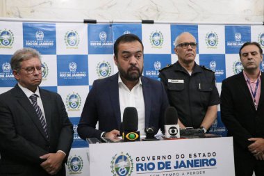 Rio de Janeiro hükümeti, Claudio Castro, SuperVIa ile olan tren biletinin yeniden ayarlanması görüşmelerini askıya aldığı bir basın toplantısında. 7 Nisan 2022, Rio de Janeiro, Brezilya Rio de Janeiro Valisi Claudio Castro