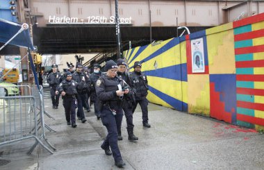 Polis Devriye Merkezi, Harlem 'de suçla ve silah sesleriyle savaşmak için kuruldu. 7 Nisan 2022, Harlem, New York, ABD: Harlem 'de meydana gelen silah sesleri ve suçlar nedeniyle, E 125. Cadde' de bir Polis Devriye Merkezi kuruldu. 