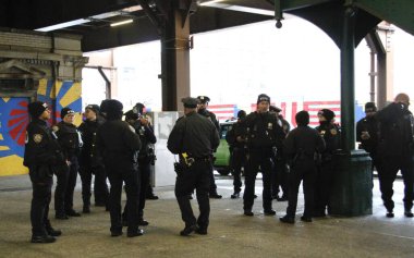 Polis Devriye Merkezi, Harlem 'de suçla ve silah sesleriyle savaşmak için kuruldu. 7 Nisan 2022, Harlem, New York, ABD: Harlem 'de meydana gelen silah sesleri ve suçlar nedeniyle, E 125. Cadde' de bir Polis Devriye Merkezi kuruldu. 