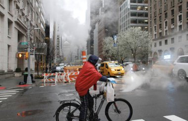 New York 'ta gök gürültülü yağış. 7 Nisan 2022, New York, ABD: New York 'ta sıcaklık 9C' ye vurduğunda şehir içinde ve çevresinde insan ve araç trafiğini etkileyen yoğun yağış var