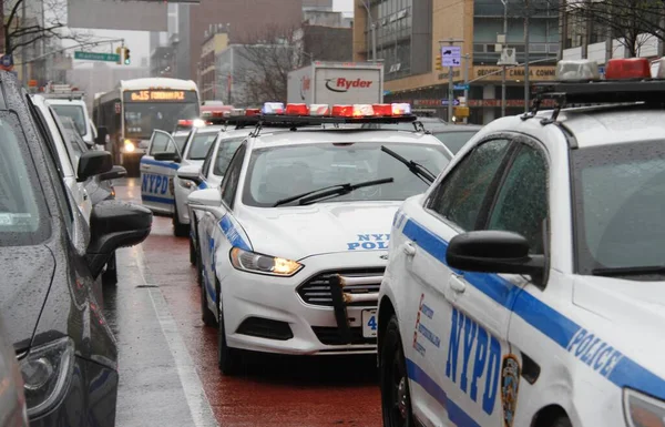 在哈莱姆设立了警察巡逻指挥中心 以打击犯罪和枪弹 2022年4月7日 美国纽约哈莱姆 由于哈莱姆发生了多起枪击案和犯罪案件 在东125街设立了一个警察巡逻指挥中心 — 图库照片