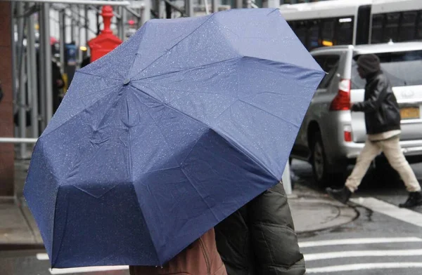 纽约下着雷雨 2022年4月7日 美国纽约 纽约下起暴雨 气温达到9摄氏度 影响了市内和周围的人员和车辆流动 — 图库照片