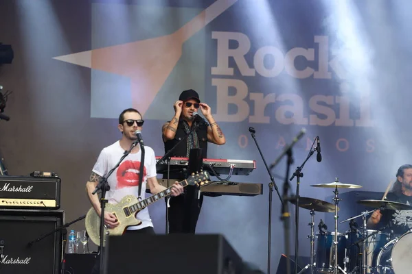 在圣保罗举行的 巴西摇滚40年 巴西乐队Titas的表演 2022年4月10日 巴西圣保罗 巴西乐队Titas在巴西摇滚40周年音乐节上的演出 音乐家Branco Mello参加了演出 — 图库照片