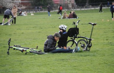 Central Park 'ın büyük çimleri halka açıldı. 11 Nisan 2022, New York, ABD: Salgın döneminde Central Park 'ın büyük bahçesi kapatıldıktan sonra halka açıldı. Çok az insan piknik yaparken, müzik dinlerken görülüyor.