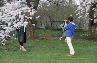 Central Park 'ın büyük çimleri halka açıldı. 11 Nisan 2022, New York, ABD: Salgın döneminde Central Park 'ın büyük bahçesi kapatıldıktan sonra halka açıldı. Çok az insan piknik yaparken, müzik dinlerken görülüyor.