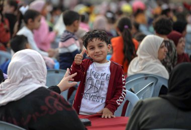 Arap Yetimler Günü Gazze 'de kahvaltıyla kutlandı. 11 Nisan 2022, Gazze, Filistin: Filistinliler, 11 Eylül Pazartesi günü Gazze, Filistin 'de düzenlenen ve' Arap Yetimler Günü 'münasebetiyle düzenlenen eğlenceli bir kahvaltı partisinde bir araya geldiler.). 