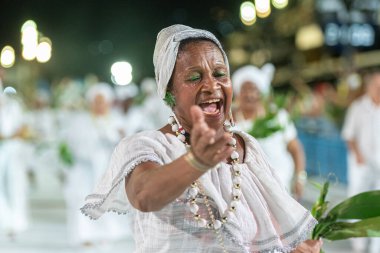Baianalar şans getirmesi için Karnaval sırasında Sapucai geçit alanlarını geleneksel olarak temizlerler. 10 Nisan 2022, Rio de Janeiro, Brezilya: Birçok karnaval ve dini grup Sapucai geçit törenine katıldı.
