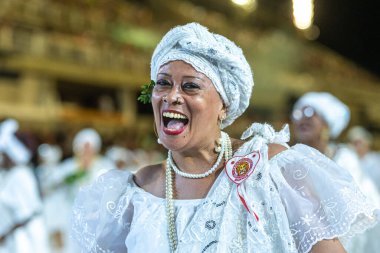 Baianalar şans getirmesi için Karnaval sırasında Sapucai geçit alanlarını geleneksel olarak temizlerler. 10 Nisan 2022, Rio de Janeiro, Brezilya: Birçok karnaval ve dini grup Sapucai geçit törenine katıldı.