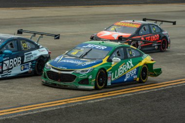 Stock Car Pro Serisi Yarış Galeao. 10 Nisan 2022, Rio de Janeiro, Brezilya: Daniel Serra ilk yarışı başından sonuna kadar yönetti fakat Marcos Gomes, stok otomobil profesyonel serisinin son turunda belirleyici ikinci etabı kazandı.