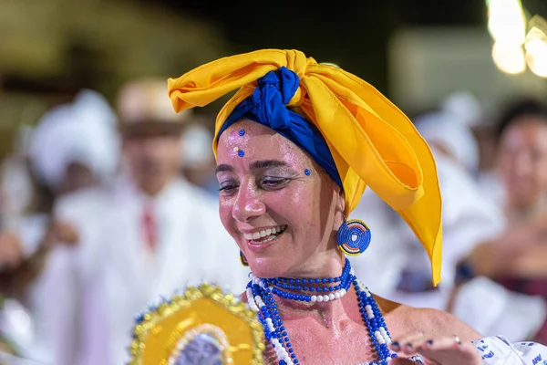 バイアナは 幸運のためにカーニバルの間にサッカイパレードの地面の伝統的な掃除をします 2022年4月10日ブラジル リオデジャネイロ サッカイの伝統的清掃式に複数のカーニバル 宗教団体が参加 — ストック写真