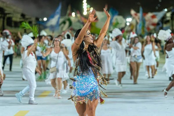 バイアナは 幸運のためにカーニバルの間にサッカイパレードの地面の伝統的な掃除をします 2022年4月10日ブラジル リオデジャネイロ サッカイの伝統的清掃式に複数のカーニバル 宗教団体が参加 — ストック写真