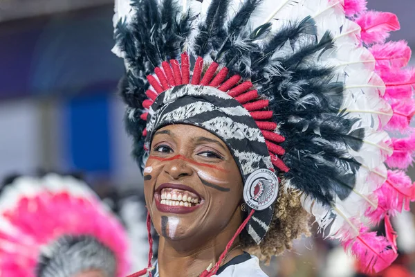 Baianalar şans getirmesi için Karnaval sırasında Sapucai geçit alanlarını geleneksel olarak temizlerler. 10 Nisan 2022, Rio de Janeiro, Brezilya: Birçok karnaval ve dini grup Sapucai geçit törenine katıldı.