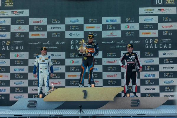 Stock Car Pro Serisi Yarış Galeao. 10 Nisan 2022, Rio de Janeiro, Brezilya: Daniel Serra ilk yarışı başından sonuna kadar yönetti fakat Marcos Gomes, stok otomobil profesyonel serisinin son turunda belirleyici ikinci etabı kazandı.