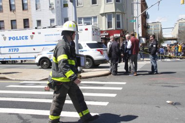 Brooklyn Metro Platformu 'nda 5 kişi vuruldu, 17 kişi yaralandı. 12 Nisan 2022, Brooklyn, New York, ABD: Brooklyn 'de çatışmalar oldu ve şu ana kadar 5 kişi vuruldu, biri kritik durumda ve 17 kişi yaralandı