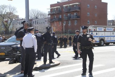 Brooklyn Metro Platformu 'nda 5 kişi vuruldu, 17 kişi yaralandı. 12 Nisan 2022, Brooklyn, New York, ABD: Brooklyn 'de çatışmalar oldu ve şu ana kadar 5 kişi vuruldu, biri kritik durumda ve 17 kişi yaralandı