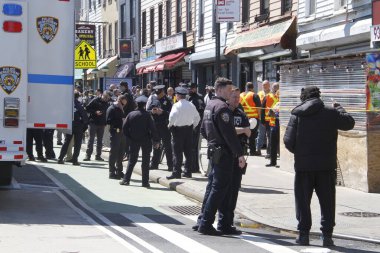 Brooklyn Metro Platformu 'nda 5 kişi vuruldu, 17 kişi yaralandı. 12 Nisan 2022, Brooklyn, New York, ABD: Brooklyn 'de çatışmalar oldu ve şu ana kadar 5 kişi vuruldu, biri kritik durumda ve 17 kişi yaralandı
