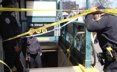 Brooklyn Metro Platformu 'nda 5 kişi vuruldu, 17 kişi yaralandı. 12 Nisan 2022, Brooklyn, New York, ABD: Brooklyn 'de çatışmalar oldu ve şu ana kadar 5 kişi vuruldu, biri kritik durumda ve 17 kişi yaralandı
