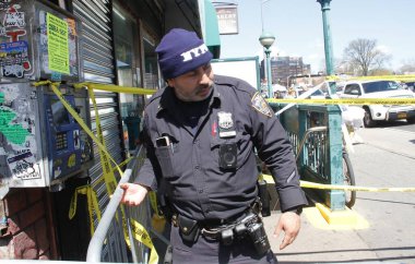 Brooklyn Metro Platformu 'nda 5 kişi vuruldu, 17 kişi yaralandı. 12 Nisan 2022, Brooklyn, New York, ABD: Brooklyn 'de çatışmalar oldu ve şu ana kadar 5 kişi vuruldu, biri kritik durumda ve 17 kişi yaralandı