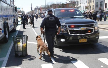 Brooklyn Metro Platformu 'nda 5 kişi vuruldu, 17 kişi yaralandı. 12 Nisan 2022, Brooklyn, New York, ABD: Brooklyn 'de çatışmalar oldu ve şu ana kadar 5 kişi vuruldu, biri kritik durumda ve 17 kişi yaralandı