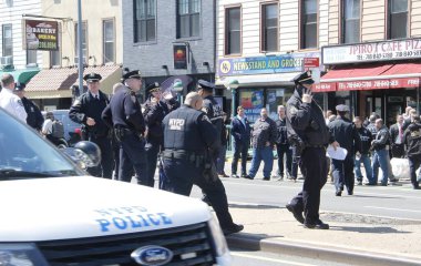 Brooklyn Metro Platformu 'nda 5 kişi vuruldu, 17 kişi yaralandı. 12 Nisan 2022, Brooklyn, New York, ABD: Brooklyn 'de çatışmalar oldu ve şu ana kadar 5 kişi vuruldu, biri kritik durumda ve 17 kişi yaralandı