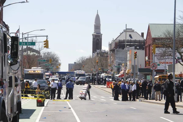 Brooklyn Metro Platformu 'nda 5 kişi vuruldu, 17 kişi yaralandı. 12 Nisan 2022, Brooklyn, New York, ABD: Brooklyn 'de çatışmalar oldu ve şu ana kadar 5 kişi vuruldu, biri kritik durumda ve 17 kişi yaralandı