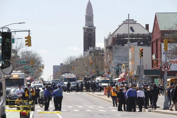 Brooklyn Metro Platformu 'nda 5 kişi vuruldu, 17 kişi yaralandı. 12 Nisan 2022, Brooklyn, New York, ABD: Brooklyn 'de çatışmalar oldu ve şu ana kadar 5 kişi vuruldu, biri kritik durumda ve 17 kişi yaralandı