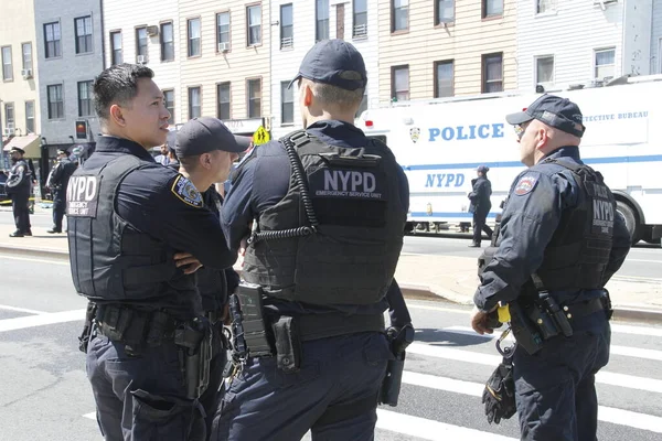 Brooklyn Metro Platformu 'nda 5 kişi vuruldu, 17 kişi yaralandı. 12 Nisan 2022, Brooklyn, New York, ABD: Brooklyn 'de çatışmalar oldu ve şu ana kadar 5 kişi vuruldu, biri kritik durumda ve 17 kişi yaralandı