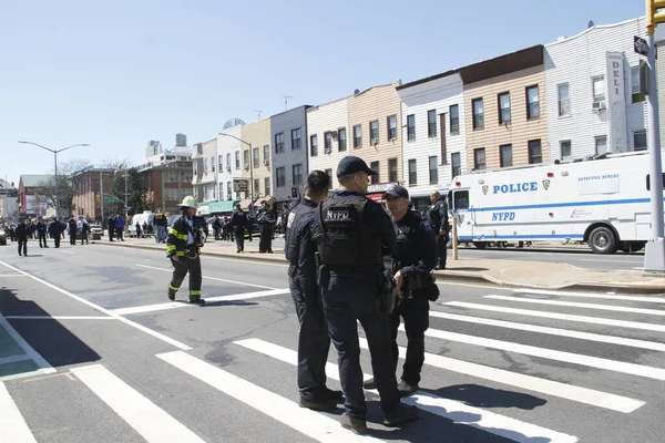 Brooklyn Metro Platformu 'nda 5 kişi vuruldu, 17 kişi yaralandı. 12 Nisan 2022, Brooklyn, New York, ABD: Brooklyn 'de çatışmalar oldu ve şu ana kadar 5 kişi vuruldu, biri kritik durumda ve 17 kişi yaralandı