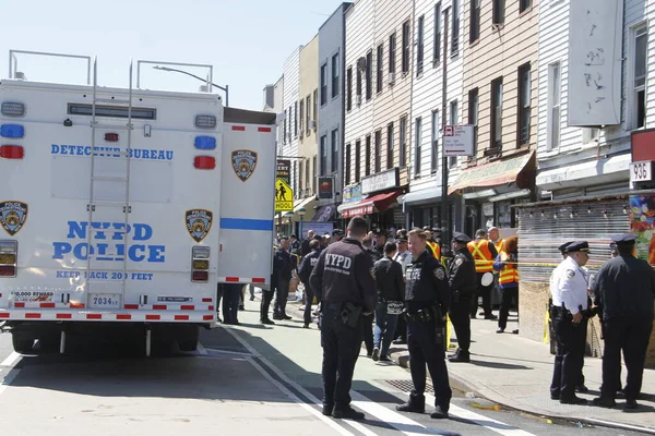 Brooklyn Metro Platformu 'nda 5 kişi vuruldu, 17 kişi yaralandı. 12 Nisan 2022, Brooklyn, New York, ABD: Brooklyn 'de çatışmalar oldu ve şu ana kadar 5 kişi vuruldu, biri kritik durumda ve 17 kişi yaralandı