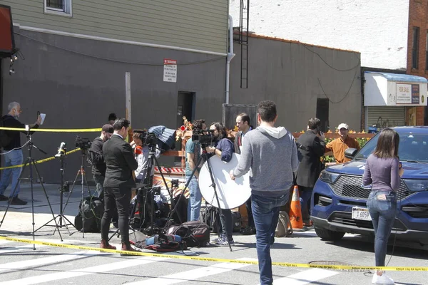 Brooklyn Metro Platformu 'nda 5 kişi vuruldu, 17 kişi yaralandı. 12 Nisan 2022, Brooklyn, New York, ABD: Brooklyn 'de çatışmalar oldu ve şu ana kadar 5 kişi vuruldu, biri kritik durumda ve 17 kişi yaralandı