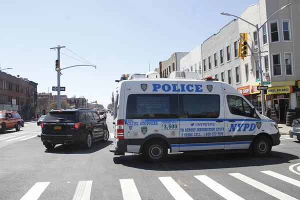 Brooklyn Metro Platformu 'nda 5 kişi vuruldu, 17 kişi yaralandı. 12 Nisan 2022, Brooklyn, New York, ABD: Brooklyn 'de çatışmalar oldu ve şu ana kadar 5 kişi vuruldu, biri kritik durumda ve 17 kişi yaralandı