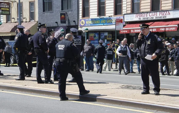 Brooklyn Metro Platformu 'nda 5 kişi vuruldu, 17 kişi yaralandı. 12 Nisan 2022, Brooklyn, New York, ABD: Brooklyn 'de çatışmalar oldu ve şu ana kadar 5 kişi vuruldu, biri kritik durumda ve 17 kişi yaralandı