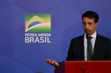 Brezilya Cumhurbaşkanı Jair Bolsonaro, Brasilia 'da geri dönüşüm kredisi kurulması yönünde bir karar imzaladı. 13 Nisan 2022, Brasilia, Federal Bölge, Brezilya: Brezilya Cumhurbaşkanı Jair Bolsonaro, Çevreye yönelik iki kararın imzalanması sırasında