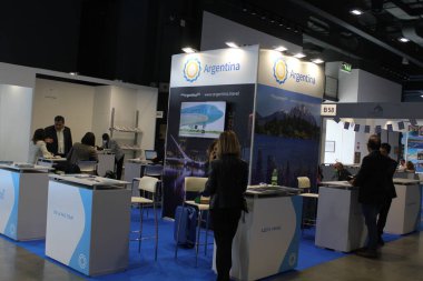 Milano turizm fuarında pek çok ülkeden stantlar var. 12 Nisan 2022, Milano, İtalya: Uluslararası bir turizm fuarı olan Milano Şehri 'nde 12 Nisan Salı günü kurulan rafların prestiji. Operatörler turistleri kabul edip göndermeye hazır.