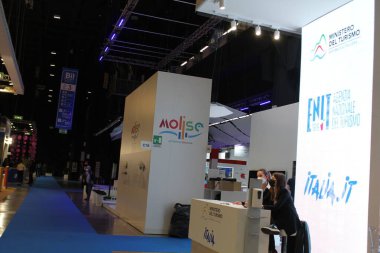 Milano turizm fuarında pek çok ülkeden stantlar var. 12 Nisan 2022, Milano, İtalya: Uluslararası bir turizm fuarı olan Milano Şehri 'nde 12 Nisan Salı günü kurulan rafların prestiji. Operatörler turistleri kabul edip göndermeye hazır.