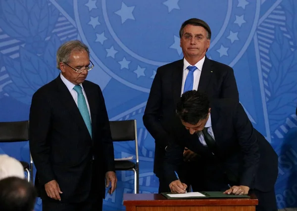 Presidente Brasileño Jair Bolsonaro Firma Decreto Que Establece Crédito Reciclaje — Foto de Stock