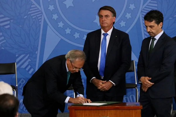 Brasiliens President Jair Bolsonaro Undertecknar Ett Dekret Återvinningskredit Brasilien April — Stockfoto