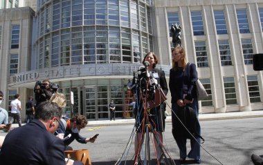 Frank R. James 'in avukatı Mia Grymberg Brooklyn Federal Mahkemesi önünde basına konuştu. 14 Nisan 2022, Brooklyn, New York, ABD: Mia Grymberg Frank R. James 'in Savunma Avukatı Federal Basın önünde basına konuştu