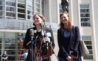 Frank R. James 'in avukatı Mia Grymberg Brooklyn Federal Mahkemesi önünde basına konuştu. 14 Nisan 2022, Brooklyn, New York, ABD: Mia Grymberg Frank R. James 'in Savunma Avukatı Federal Basın önünde basına konuştu