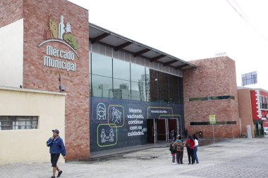 Tüketiciler Curitiba Belediye Pazarı 'nda alışverişe giderler. 14 Nisan 2022, Curitiba, Parana, Brezilya: Tüketiciler 14 Nisan Perşembe günü Parana 'nın Curitiba kentindeki belediye pazarında balık ve diğer ürünleri aramaya gidiyor.)