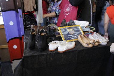 Curitiba 'da 5 dolarlık giysileri olan ikinci el mağazası kuruldu. 15 Nisan 2022, Curitiba, Parana, Brezilya: 6. 'Sai do Armario' mağazası toplantısı sırasında Marechal Deodoro caddesinde kurulan 5 dolarlık giyim ve aksesuar satışları