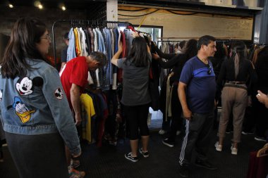 Curitiba 'da 5 dolarlık giysileri olan ikinci el mağazası kuruldu. 15 Nisan 2022, Curitiba, Parana, Brezilya: 6. 'Sai do Armario' mağazası toplantısı sırasında Marechal Deodoro caddesinde kurulan 5 dolarlık giyim ve aksesuar satışları