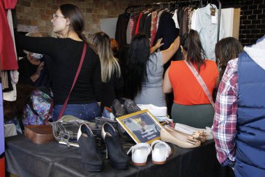 Curitiba 'da 5 dolarlık giysileri olan ikinci el mağazası kuruldu. 15 Nisan 2022, Curitiba, Parana, Brezilya: 6. 'Sai do Armario' mağazası toplantısı sırasında Marechal Deodoro caddesinde kurulan 5 dolarlık giyim ve aksesuar satışları