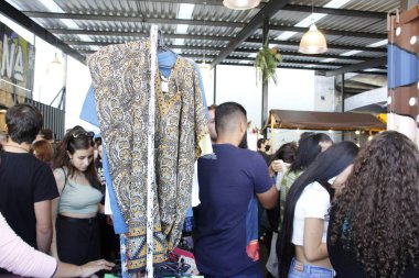 Curitiba 'da 5 dolarlık giysileri olan ikinci el mağazası kuruldu. 15 Nisan 2022, Curitiba, Parana, Brezilya: 6. 'Sai do Armario' mağazası toplantısı sırasında Marechal Deodoro caddesinde kurulan 5 dolarlık giyim ve aksesuar satışları