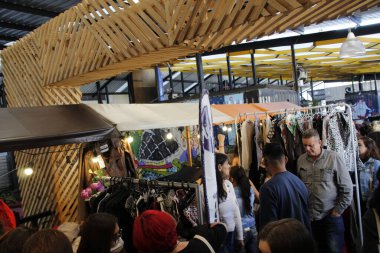 Curitiba 'da 5 dolarlık giysileri olan ikinci el mağazası kuruldu. 15 Nisan 2022, Curitiba, Parana, Brezilya: 6. 'Sai do Armario' mağazası toplantısı sırasında Marechal Deodoro caddesinde kurulan 5 dolarlık giyim ve aksesuar satışları